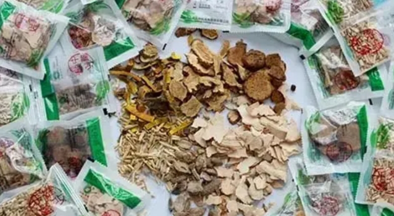 山东淄博，68岁男子在家售卖中药饮片，却遭同行举报。卫健局上门调查后，发现男子未