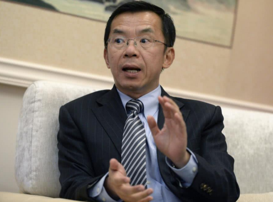 被卢沙野大使预测对了：特朗普大本营对华露獠牙，3道挑战书已下。
 
 中美博弈日