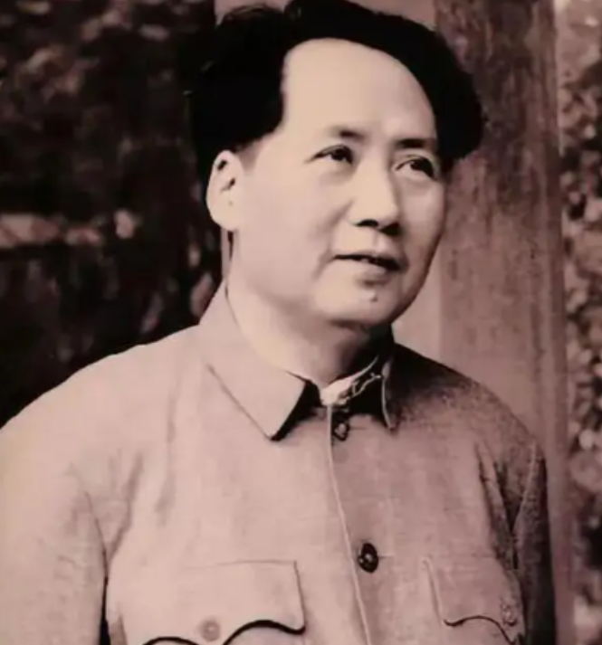 1958年8月，毛主席在前往苏联的途中经过沈阳，沈阳军区为毛主席精心准备了午餐，