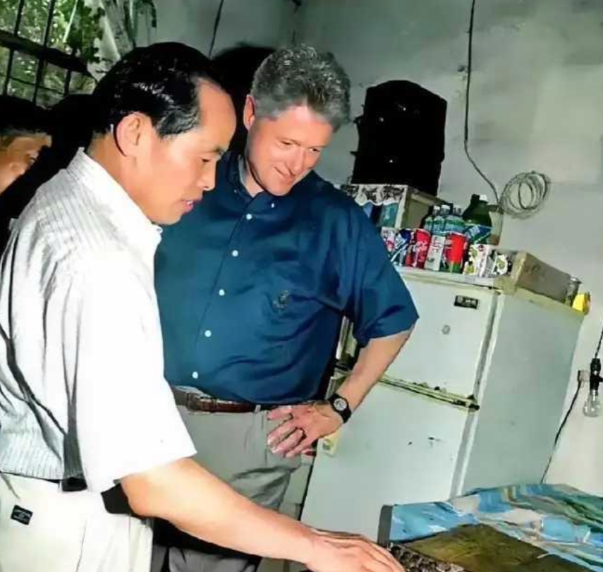 1988年，克林顿访华期间，在桂林对一个小卖铺的算盘产生浓厚兴趣，这加深了他对中
