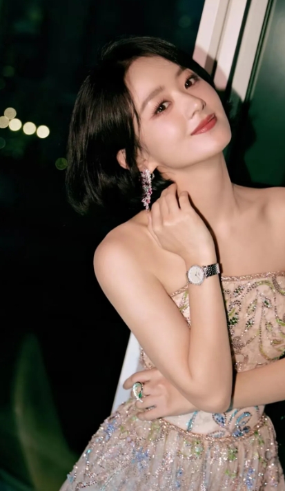 娇俏可爱，初绽亦动人🌹
赵丽颖是一位美丽与智慧并重的女演员，她的外貌清秀可人，