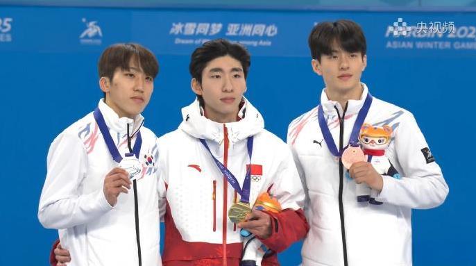 
2月8日，亚冬会短道速滑男子500米颁奖仪式，林孝埈戴上金牌！
