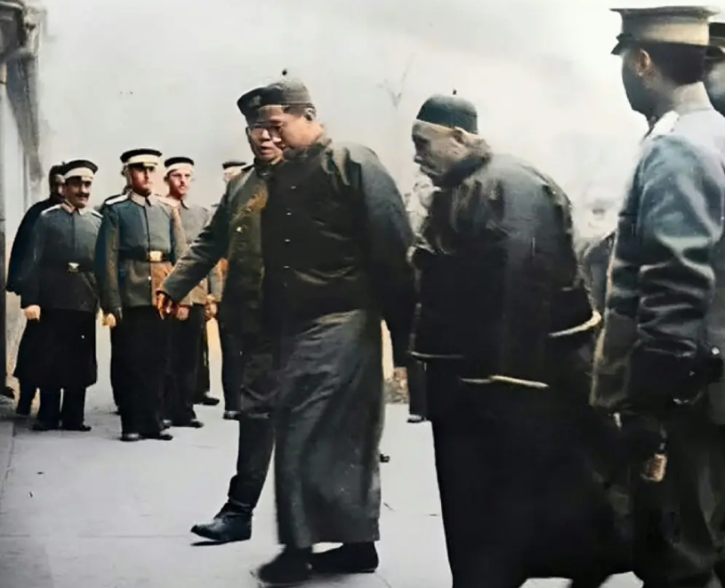 民国初年，袁世凯访问德国驻京公使馆，虽然才年届53，但是已经苍老不堪，身材臃肿，