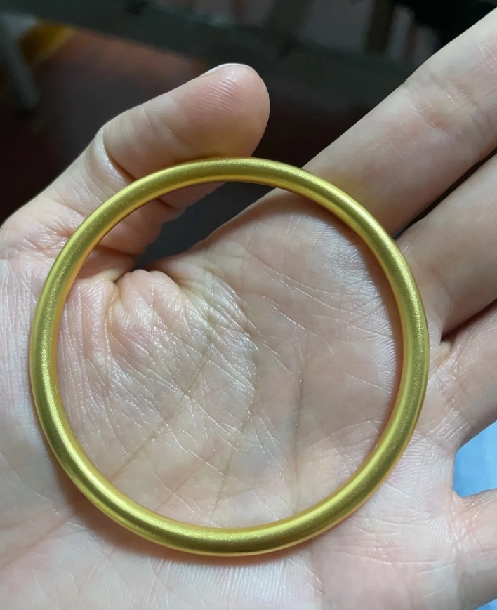 这个镯子是今年结婚的时候妈妈送给我的，我一次也没戴过，主要是平时带着不方便，也不
