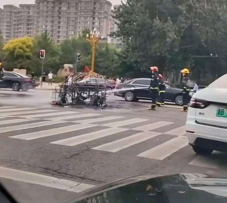 这是什么车，烧完后也太滑稽了！