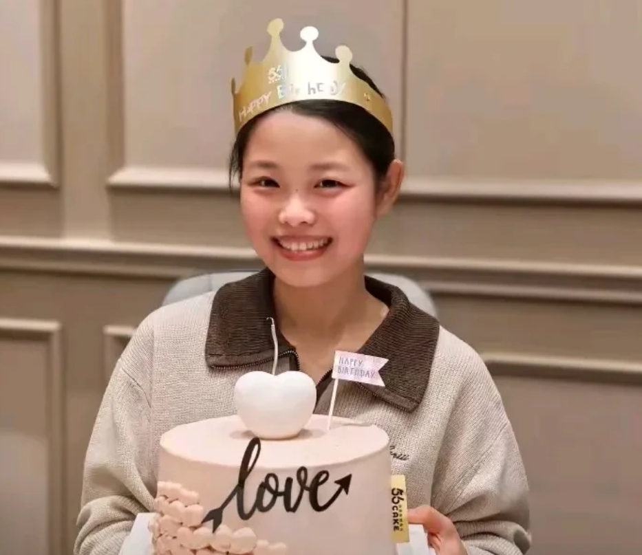 圆脸有什么优势，看她就知道了。
曾扮演莫小贝的王莎莎，近日晒全家福，难以想象她竟