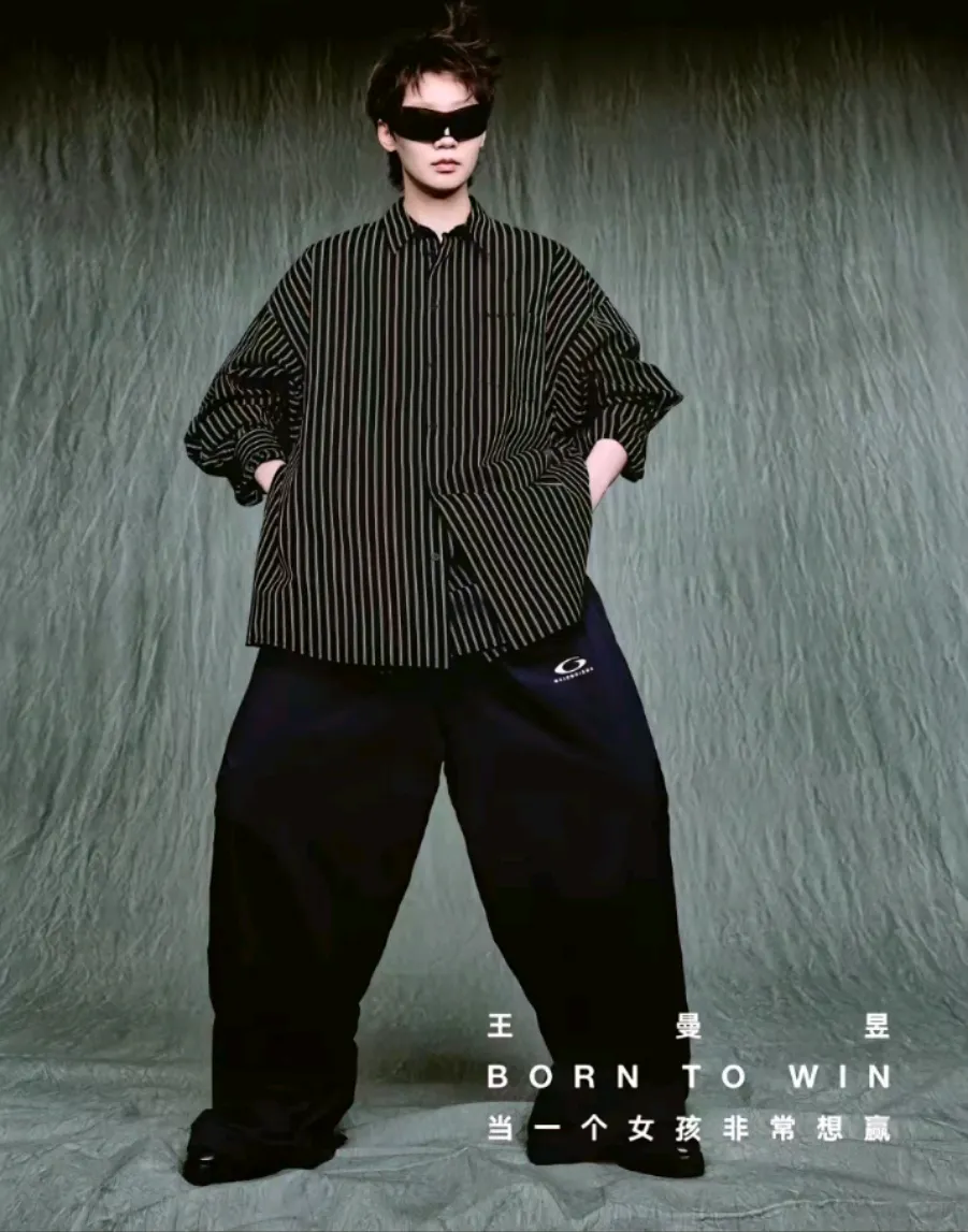 曼昱拍的杂志太抽象了，虽然不是很会欣赏，但是曼昱你真的刷新了我的认知，不但打球全