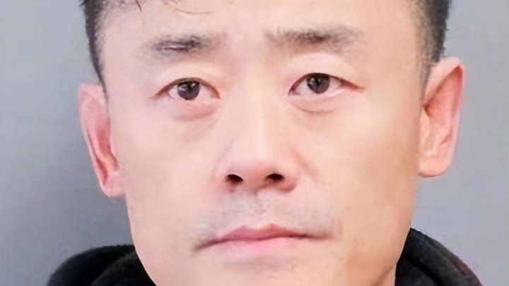 57岁周立波现状曝光，头发稀疏身体暴瘦，定居美国与妻子低调生活