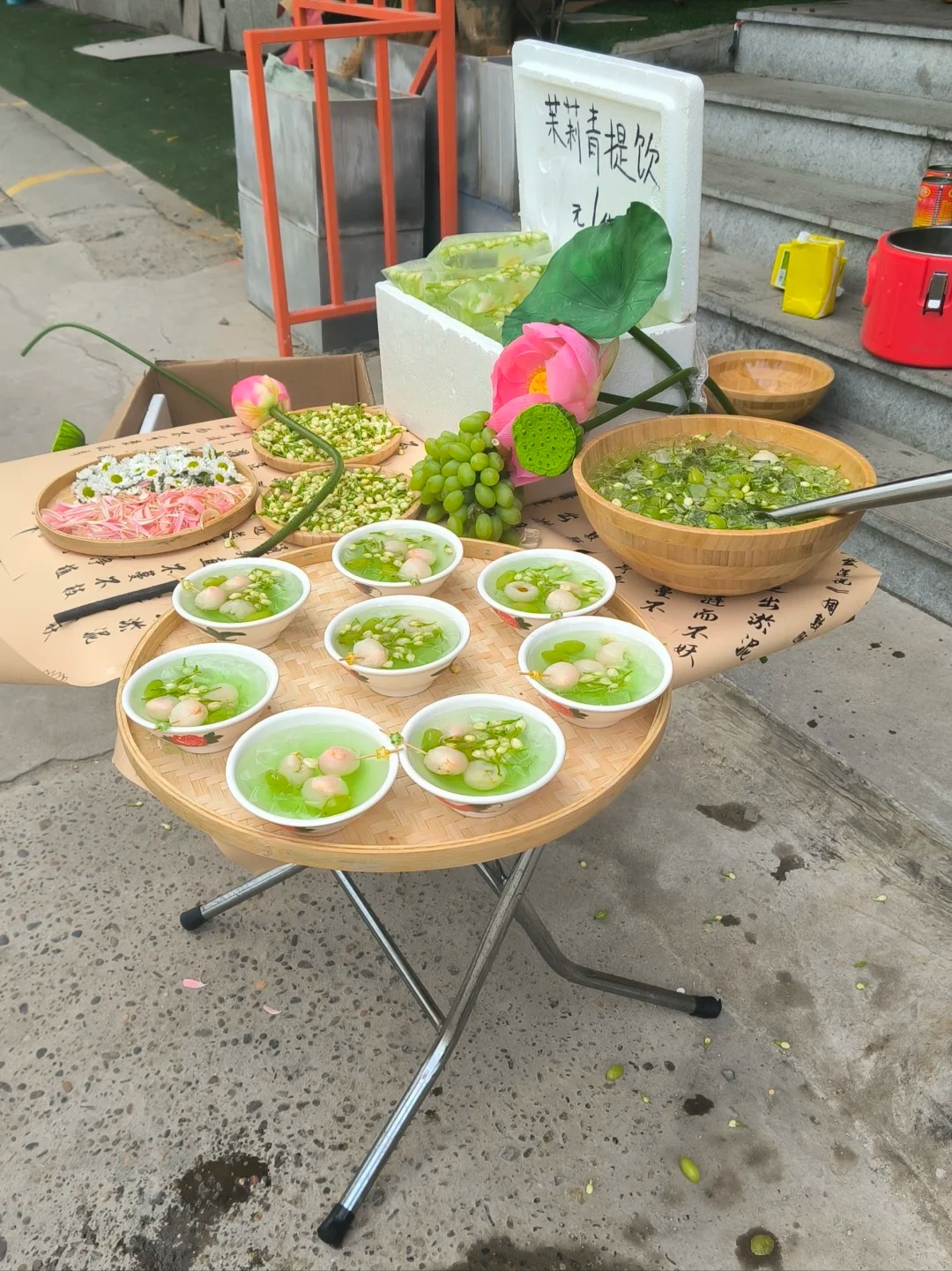 成都有啥特产可以带给老师啊？
最好有包装，不要是塑料袋那种
不辣或者微辣中辣，不