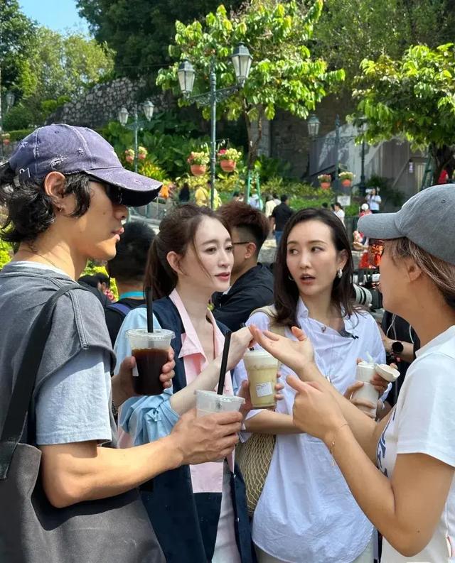 李小冉王鸥一同现身澳门被偶遇,李小冉生图十分显老,王鸥好女人(李小冉王珞丹)-第5张图片-九妖电影 李小冉王鸥一同现身澳门被偶遇,李小冉生图十分显老,王鸥好女人(李小冉王珞丹)-第5张图片-九妖电影