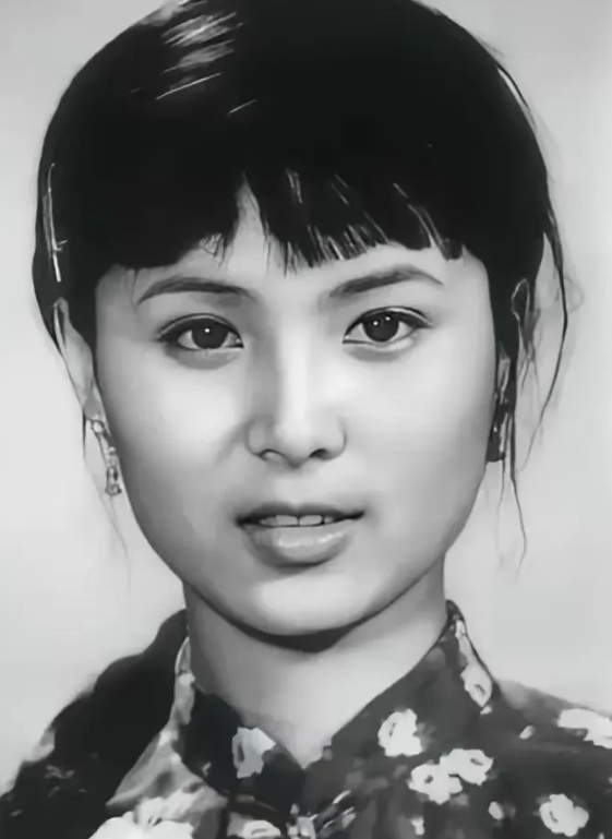 她是内地著名的影视女演员老戏骨，1980年以电视剧《美丽姑娘》走上影坛，2003