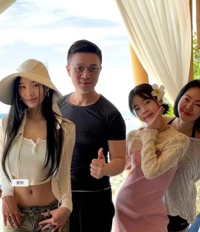 小S老公每次拍照就是个大拇指，巨烦这个傻姿势，二女儿经常迫不及待的迷离pose
