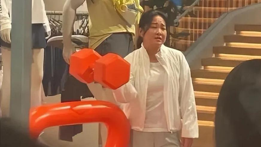 贾玲减肥减了个寂寞？最新照咋又复胖了 马甲线消失笑容却回来了