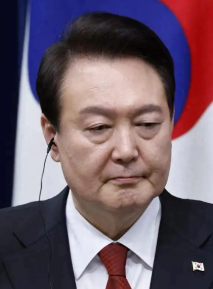对于这次韩国最短命的紧急戒严令，在韩国搞得天怒人怨，总要有人对这件事承担责任。现