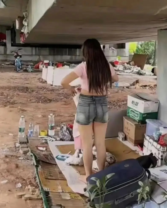 为什么要住天桥底下？晚上睡得着吗？