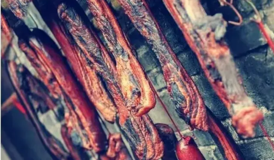 云南商贩腌制“毒腊肉”，为防腊肉生虫，竟点燃蘸敌敌畏的卫生纸烟熏腊肉。
 
警方
