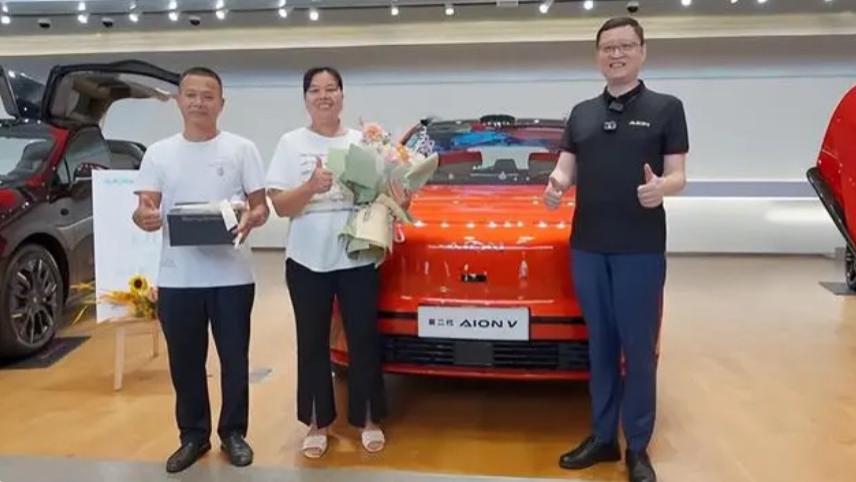 全红婵再获赠新车，爸妈代替提车，新座驾如何安置引发热议
