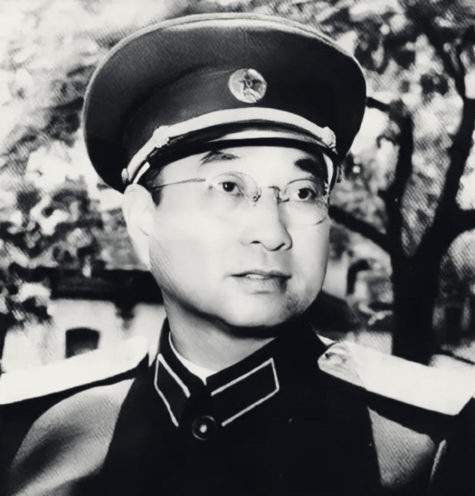 上世纪五十年代的一张照片中，陈赓大将身着军装、戴着眼镜，眼神明亮锐利，英气逼人又