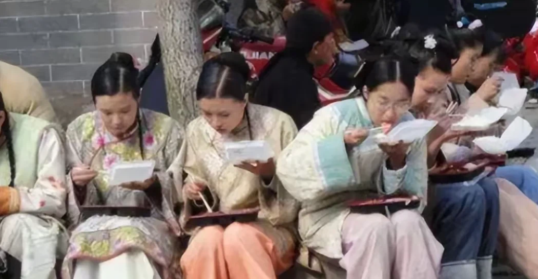 影视圈崩塌背后：明星们真的快撑不住了？

现在影视圈真的是不行了。演员、导演、编