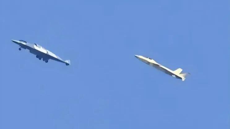 我国连续出手，48小时内，我国“六代机”亮相，076首舰下水，制裁美国军工