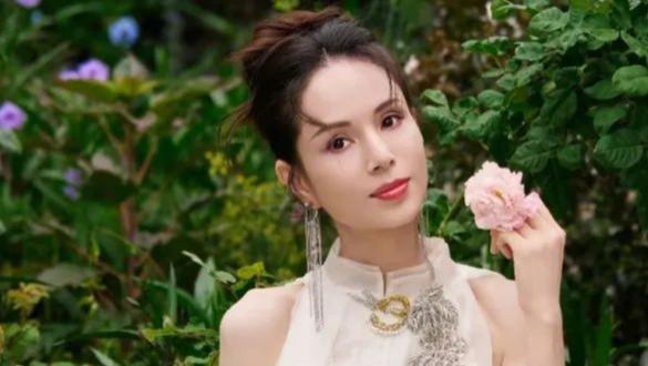 她还倒贴，如今现状令人惋惜