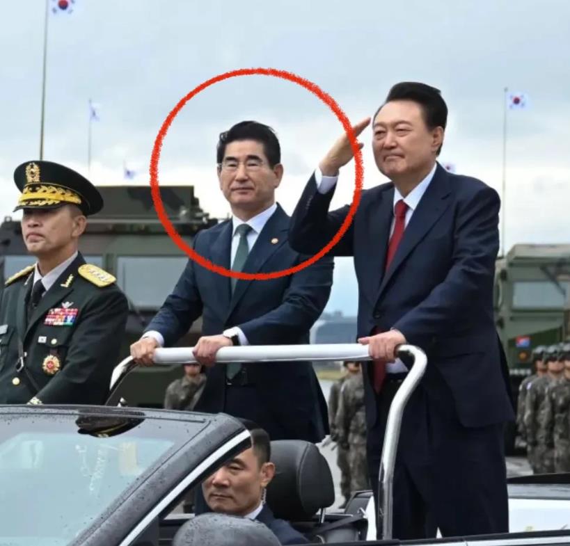 太震惊了！刚刚辞职的韩国防长金龙显已经被防止外逃。韩国总统尹锡悦下达紧急戒严令遭