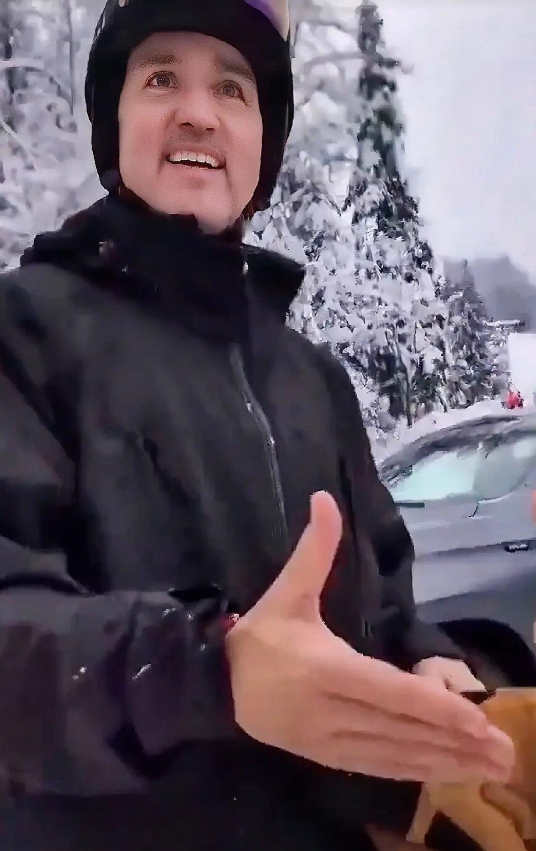 加拿大总理特鲁多在滑雪场被一个女士叫住，他以为人家要追星，过来热情地握手，结果人