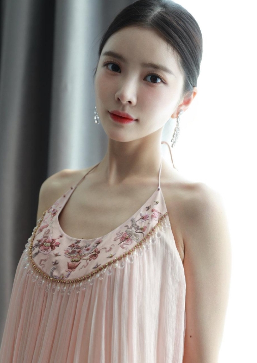 杜淳老婆王灿发文：我终于告别肠易激综合症啦，增肥成功啦，现在拍照终于有点肉感啦从