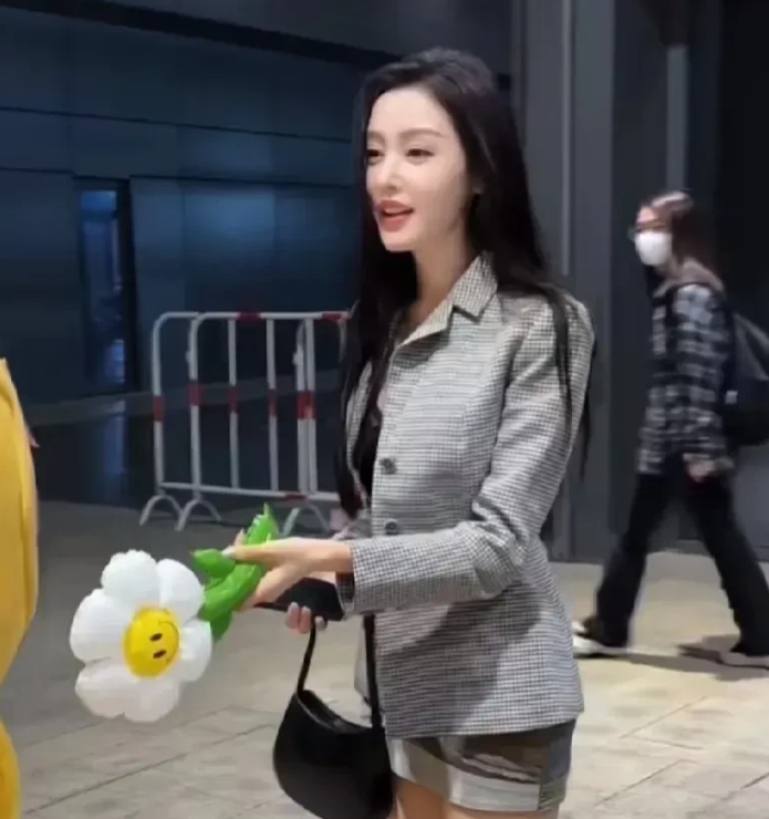 电视上看着一般般，真人巨漂亮！[捂脸][捂脸]  ⁡ ⁡ ⁡