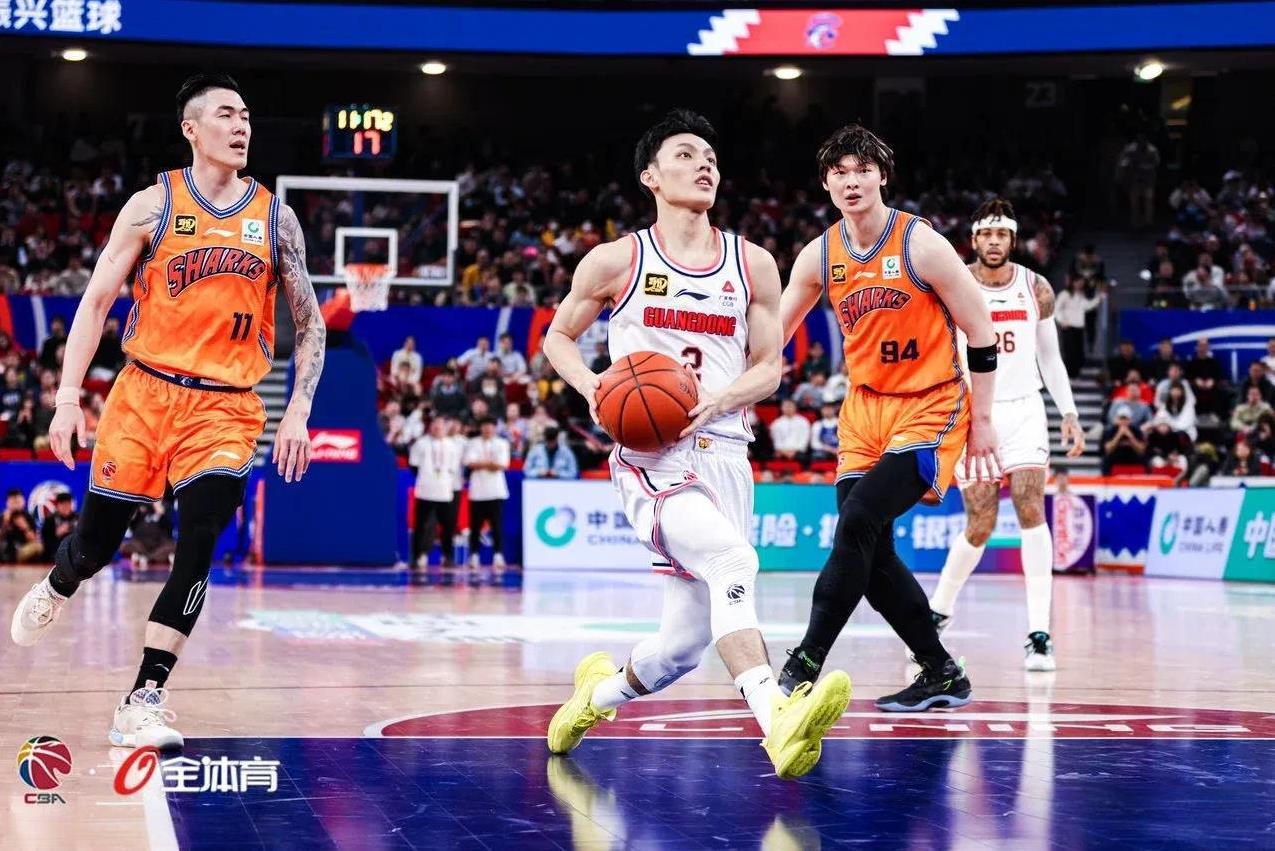 广东男篮客场81:115输上海男篮，球队内部出现了问题，两支强队的顶级较量。徐杰