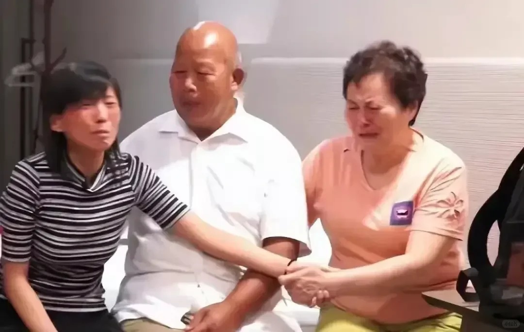 河南一女博士患肝癌，急需80万元做手术，原本恩爱的丈夫崩溃怒吼：“我恨你！你赶紧
