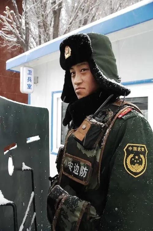 哨兵可以轻易开枪吗？

某艰苦地区武警，那时候我还是二年兵，前两发空包弹枪弹结合