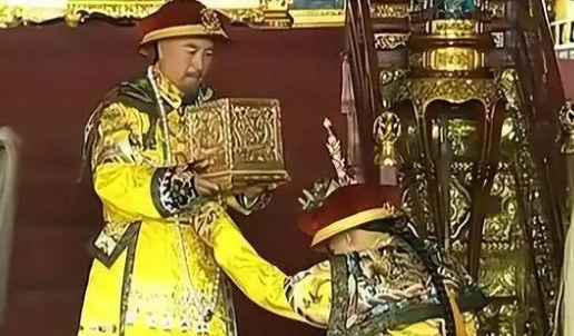  乾隆明明看不上嘉庆，为什么还是选择了非嫡非长的他做了皇帝呢？