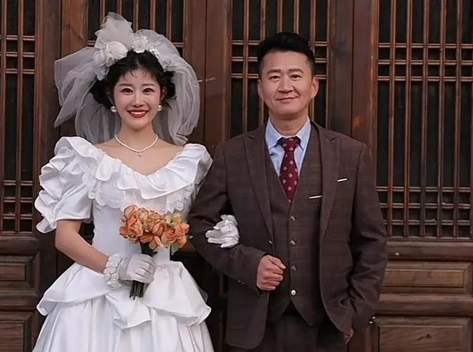 40岁的演员李嘉明和22岁的妻子深夜在卧室算婚礼费用，结果竟然还剩下五位数的钱，