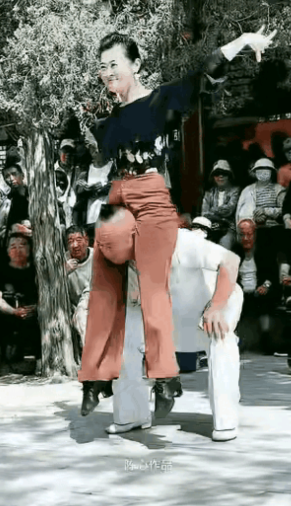 开眼了！在公园里竟出现如此令人辣眼睛的一幕！
大爷大妈们，在跳舞，不过这舞蹈动作