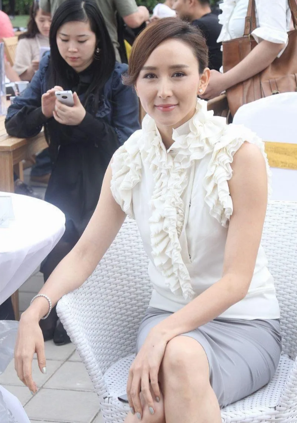 娱乐圈美女胡静，也是曾黎、章子怡的中戏同班同学，嫁入豪门后就慢慢淡出，高贵典雅的