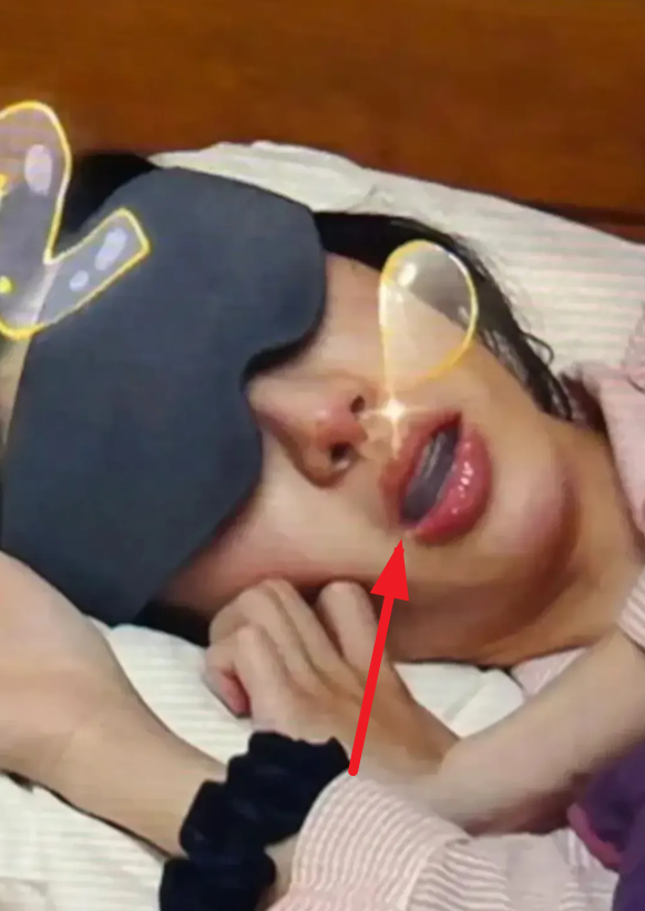 金晨在节目中竟然往嘴巴和鼻子都塞了东西，这是干嘛用的？