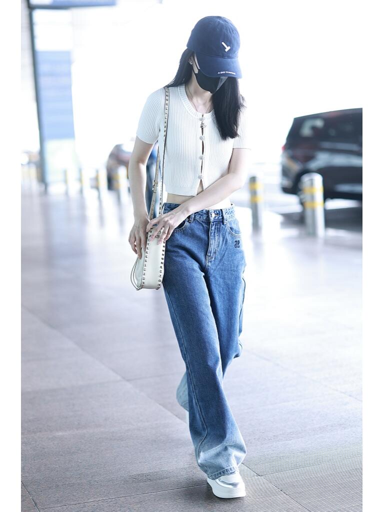 李沁短上衣配牛仔裤