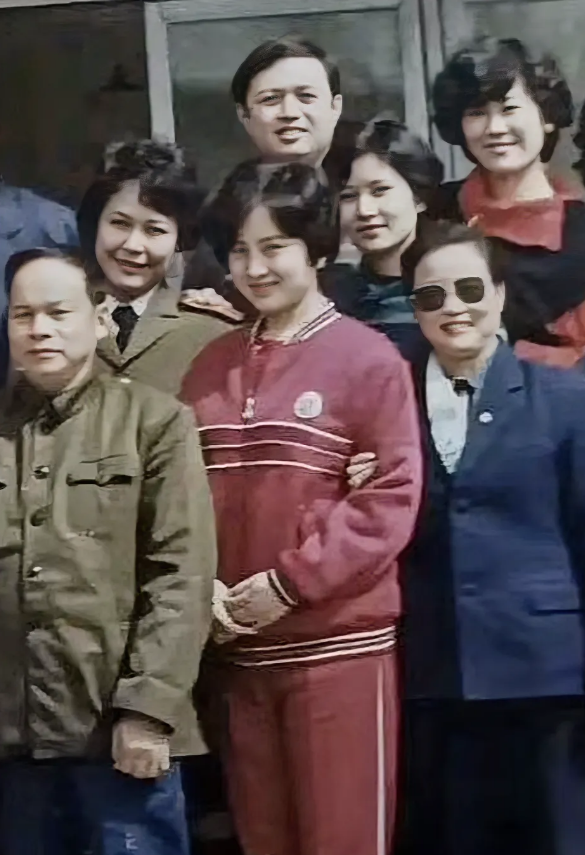 这是一张老照片，其他人都不熟悉，只认识中间这位美女。知道她是谁吗？
她是河北沧州