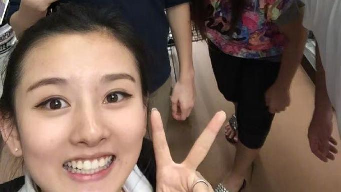 白人男子与女星宋祖儿多张亲密合照曝光，工作室紧急回应