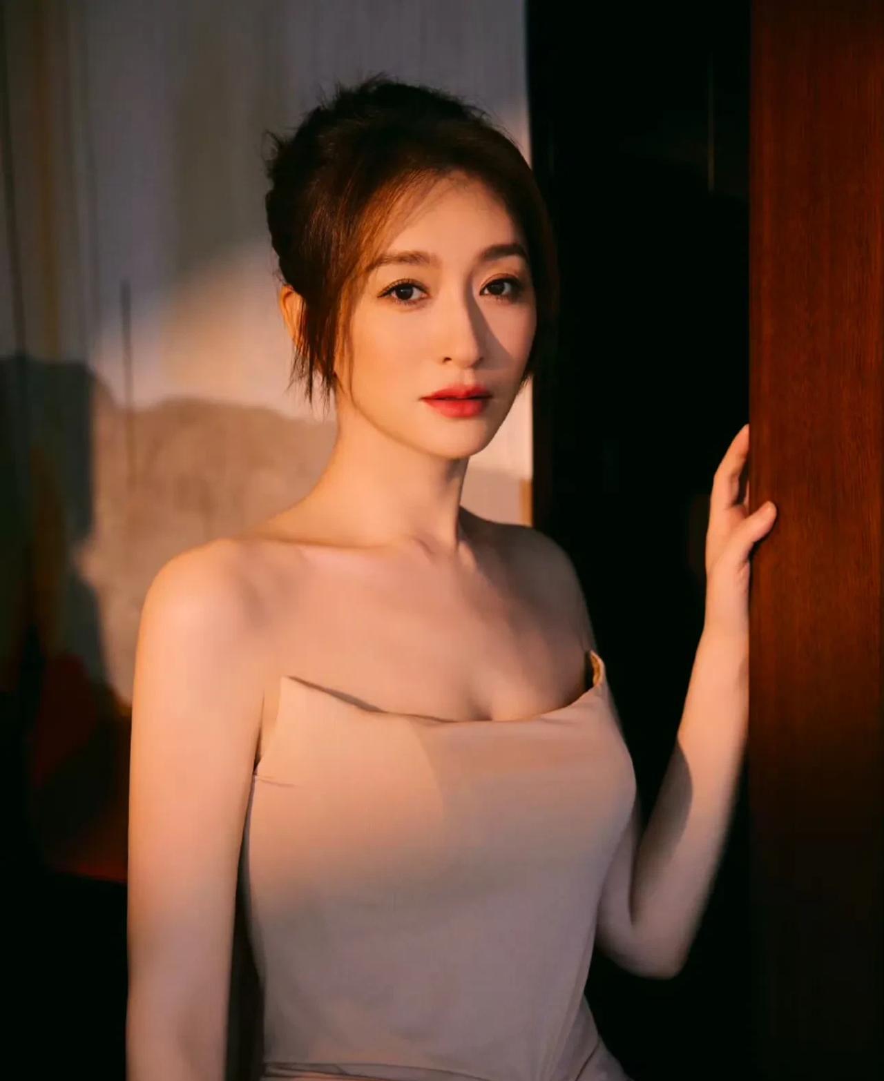 李小冉都48岁了，为什么还是个没头脑的样子？原因很简单！
1. 她从来不用看别人