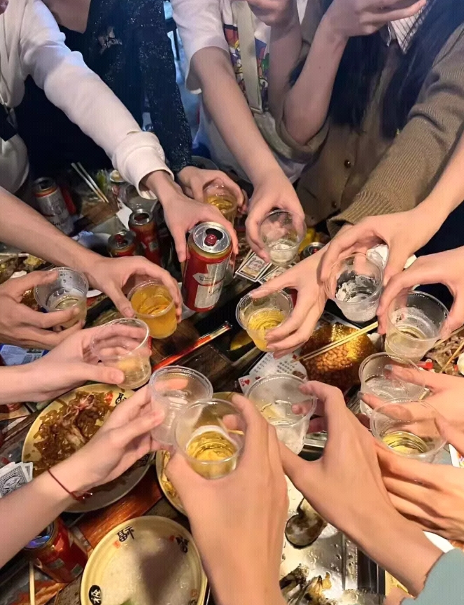 最不想参加的就是同学聚会，老同学昨天打电话通知我，参加同学聚会，我不想去，一见面