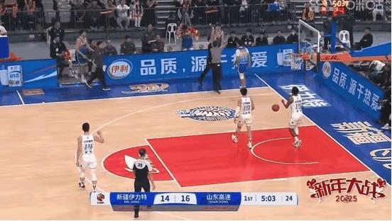 赵睿被夺权，评论区亮了！
1.在CBA见过两队球员打架的，但球员中打裁判的还真没