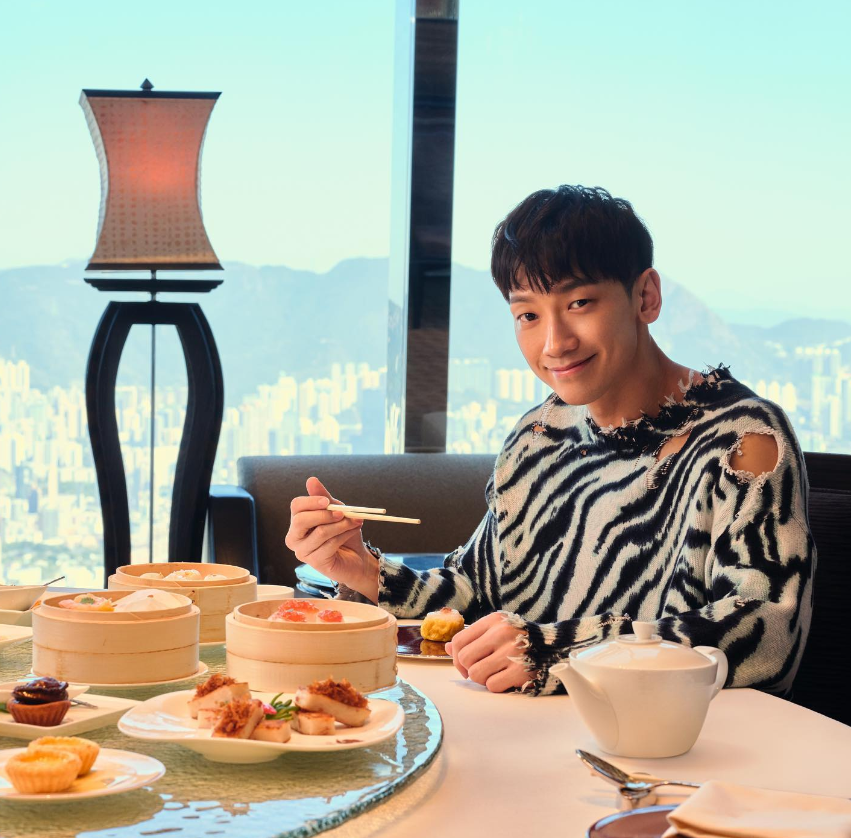 他曾经是韩国顶级男歌手，当年在中国真的很红，估计现在的年轻人都不认识他