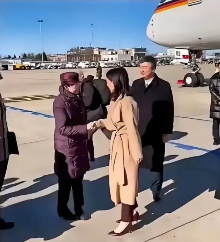 德国女外长贝尔伯克，可以说一点人情世故不懂！