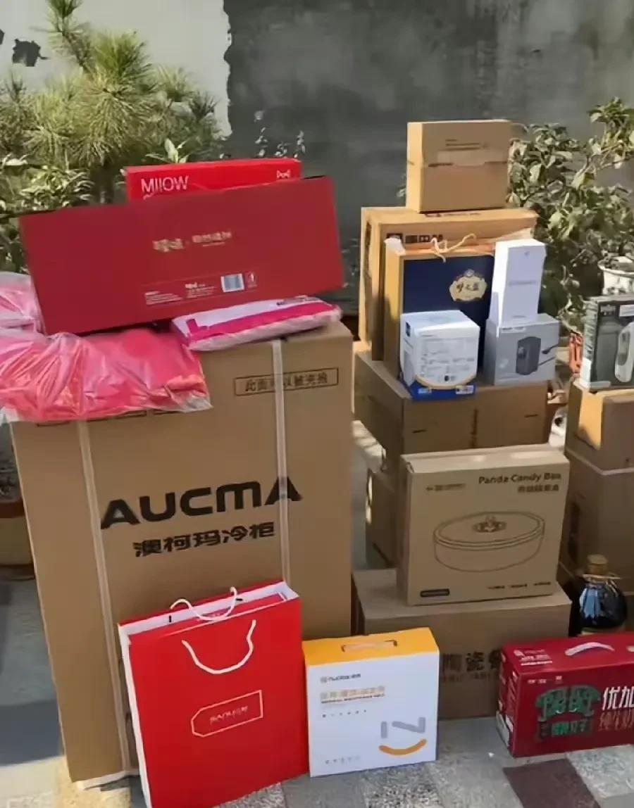 大强子给光明村村民发的年货，光明村网友领到家实拍。根据网友展示的图片清单，初步算