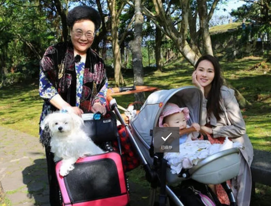 伊能静说公婆有多疼她，她去沈阳住酒店时起得很晚，公婆没催她起床，而是蹑手蹑脚：“
