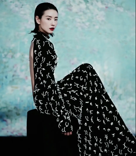 董洁穿高领长裙大秀美背