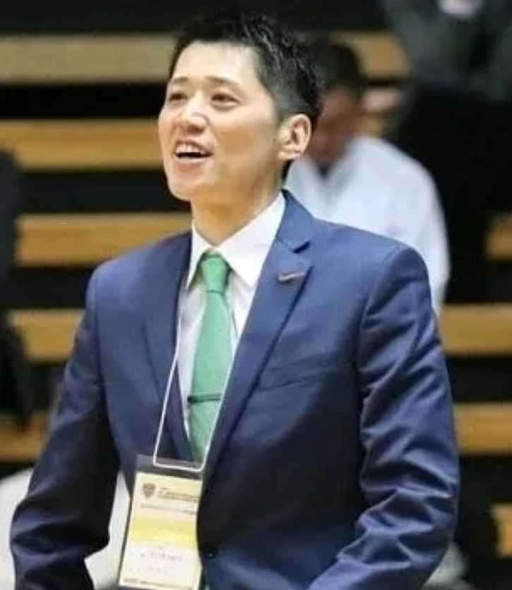 日本女篮在最后关头输给比利时27分，错失晋级八强的机会。赛后，日本主教练恩冢亨分