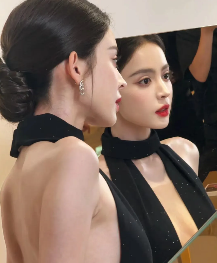 古力娜扎真的好美，这张脸太惊艳了真是360度无死角的美，感觉整个人都在发光，是女